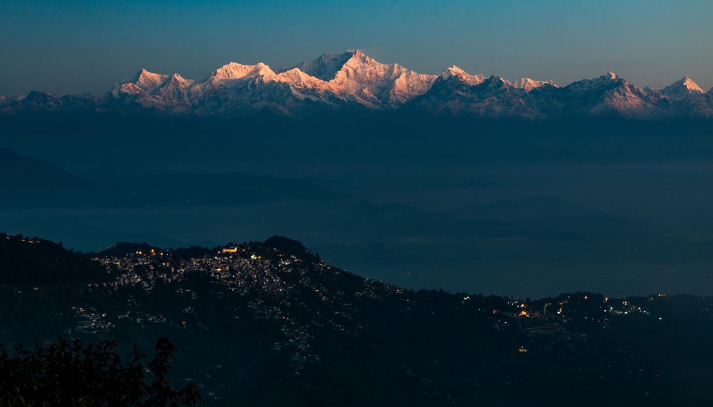 Kanchendzonga and darjeeling at dusk